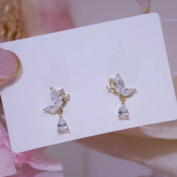 🦋 Gold plated butterfly wings stud earrings - Picture 5 of 5